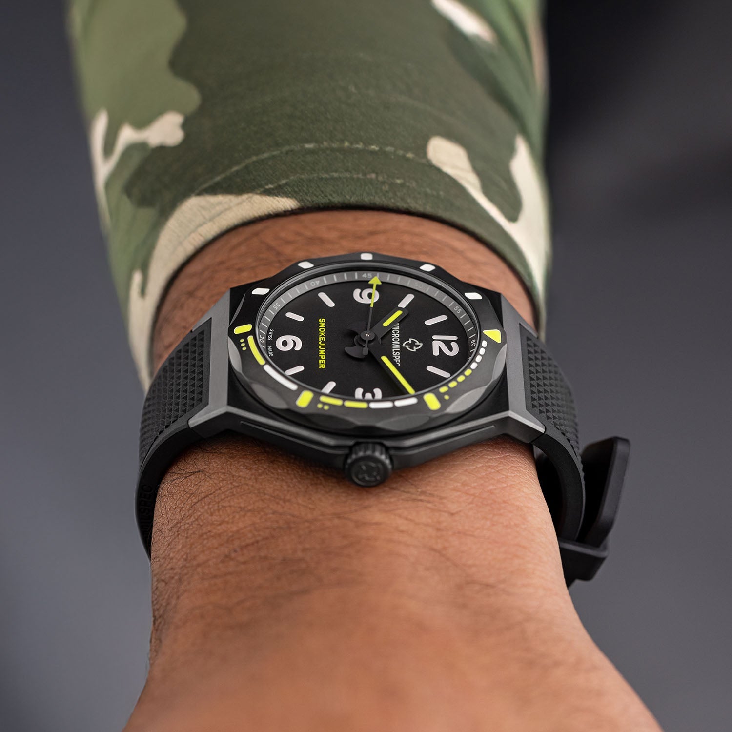 The Smokejumper – MICROMILSPEC military-grade firefighter watch inspired by mechanical manometer displays.