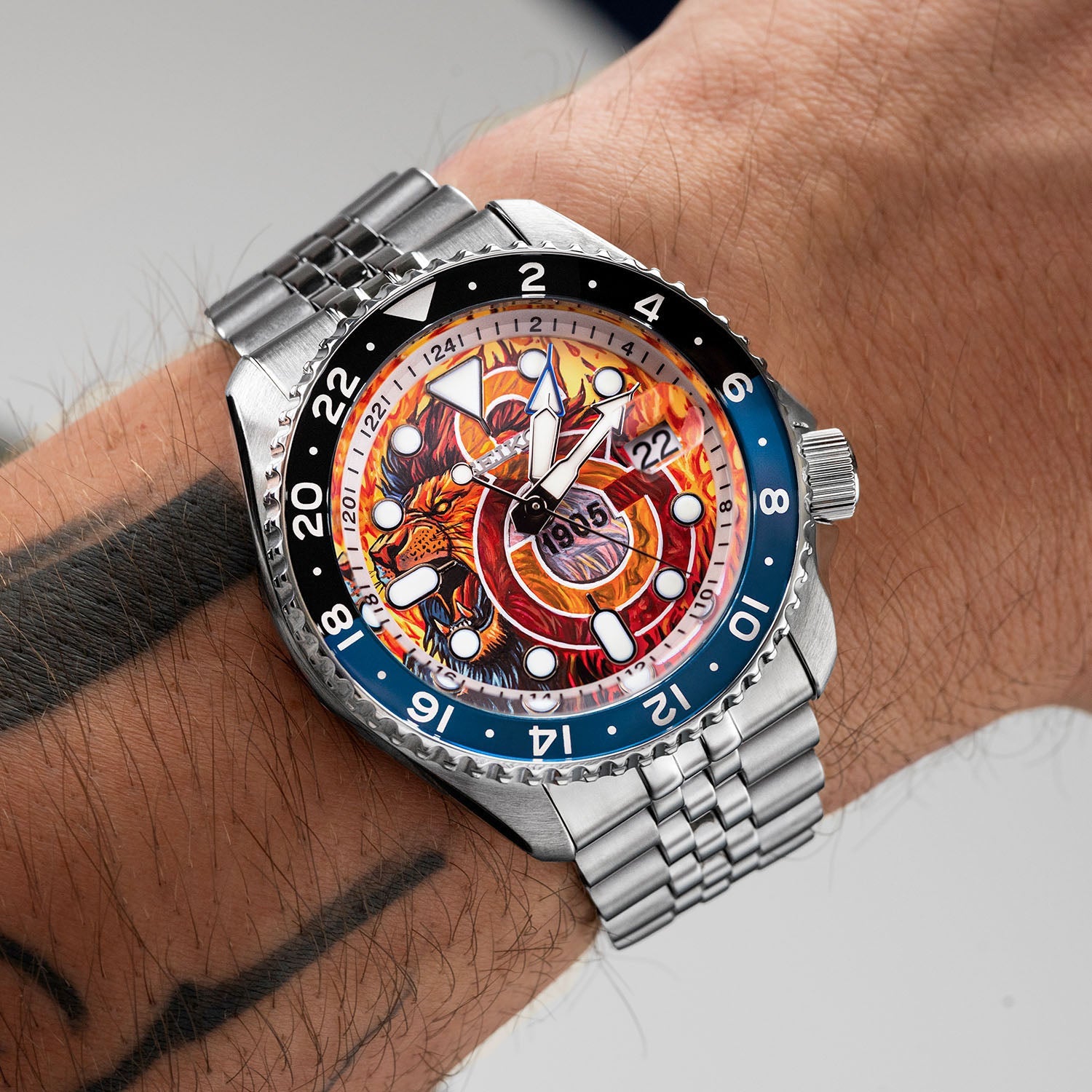 Seiko 5 Sports GMT Aslanlar Sahada – Hand-painted custom Seiko 5 Sports GMT featuring Turkish football heritage in yellow and red, a bespoke timepiece by IFL Watches